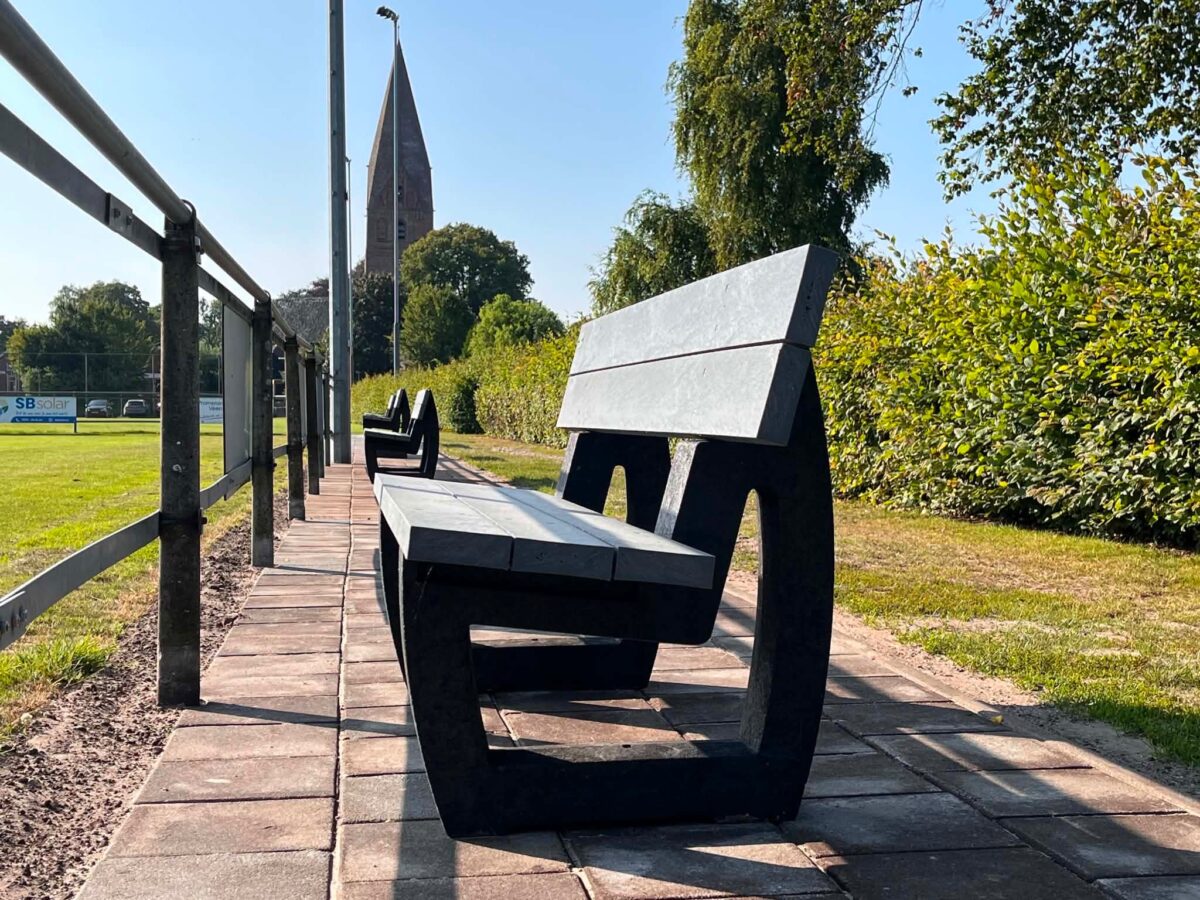 Kunststof parkbanken Bonn geplaatst bij VV SGV Schildwolde 2 Parkbank Bonn van kunststof als duurzaam parkmeubilair